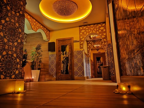 Indoor spa tub
