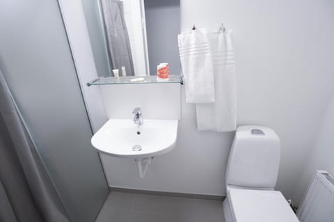 Single Room | Bathroom | Free toiletries, hair dryer, towels