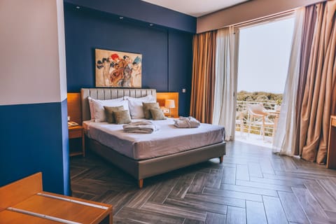 Basic Suite | Premium bedding, down comforters, memory foam beds, in-room safe