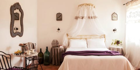 Minibar, in-room safe, desk, free WiFi