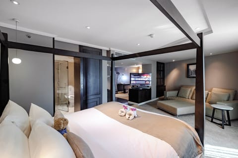 Premium bedding, minibar, in-room safe, desk