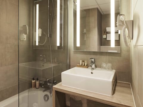 Classic Room, 1 Double Bed | Desk, blackout drapes, soundproofing, iron/ironing board