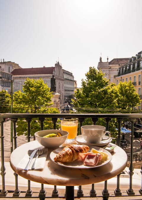 Daily cooked-to-order breakfast for a fee