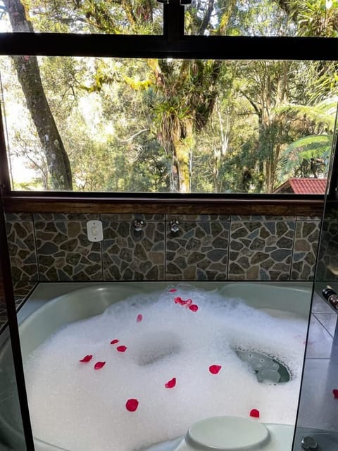 Lower Chalet with Hot Tub 5 | Minibar, desk, free WiFi, bed sheets