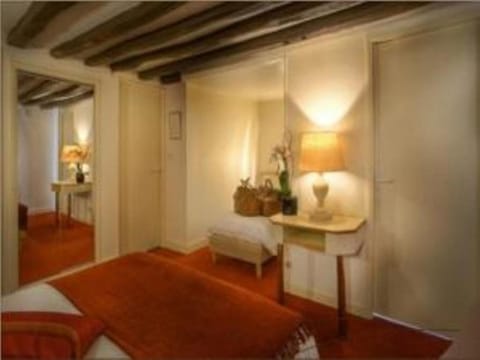 Hypo-allergenic bedding, in-room safe, desk, blackout drapes