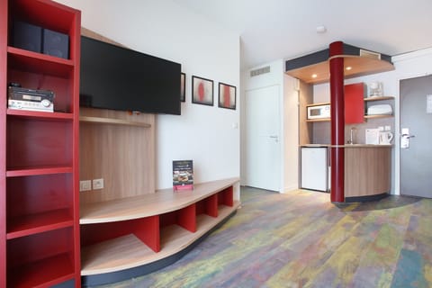 Suite Prestige | Private kitchenette | Fridge, microwave, stovetop, coffee/tea maker