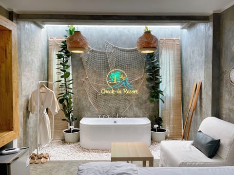 Deluxe Room, 1 King Bed, Non Smoking, Bathtub | Room amenity