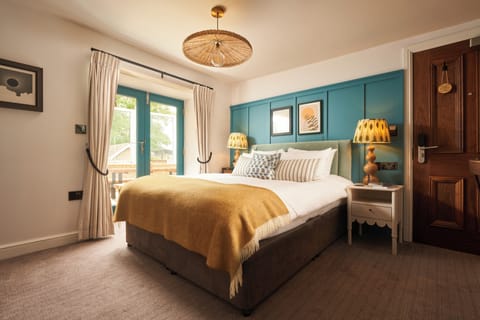 Deluxe Suite | Premium bedding, minibar, desk, soundproofing