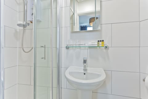 Suite, Ensuite, Garden View | Bathroom | Shower, free toiletries, hair dryer, towels