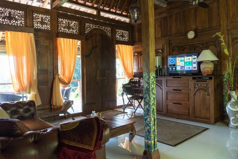 Deluxe Suite, Mountain View | Egyptian cotton sheets, premium bedding, pillowtop beds, minibar