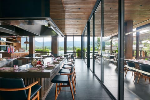 3 restaurants; lunch and dinner served
