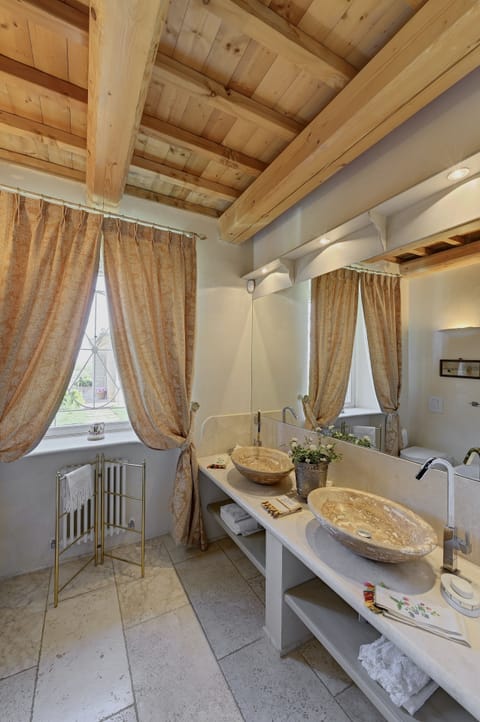 Deluxe Suite, 1 Double Bed, Garden Area | Bathroom | Shower, free toiletries, hair dryer, bathrobes