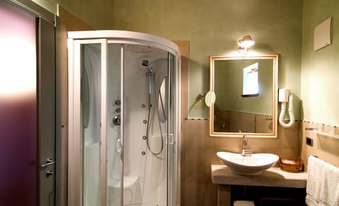 Double Room | Bathroom | Shower, free toiletries, hair dryer, bathrobes