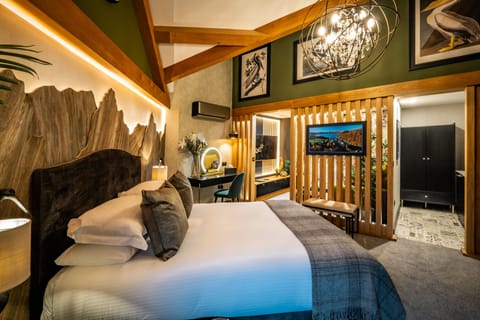 Superior Suite, Ground Floor | Individually decorated, desk, soundproofing, iron/ironing board