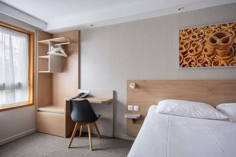 Double Room | Desk, laptop workspace, blackout drapes, iron/ironing board