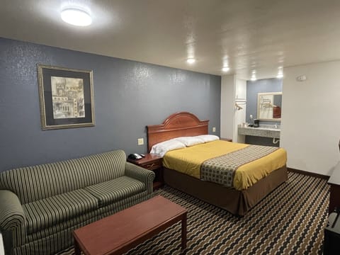 Deluxe Room, 1 King Bed, Non Smoking | Desk, soundproofing, free WiFi, bed sheets