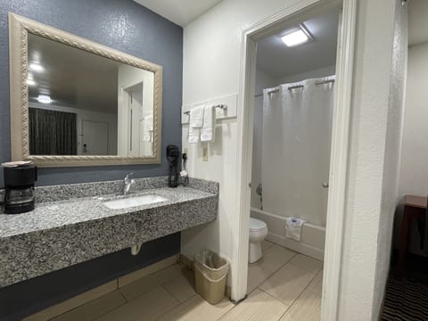 Deluxe Room, 1 King Bed, Non Smoking | Bathroom | Combined shower/tub, free toiletries, towels