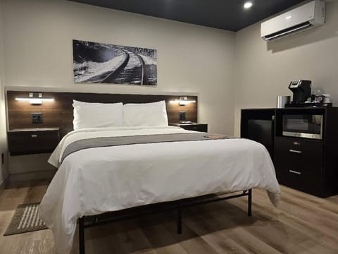 Lodge, 1 Queen Bed | WiFi (free), bed sheets