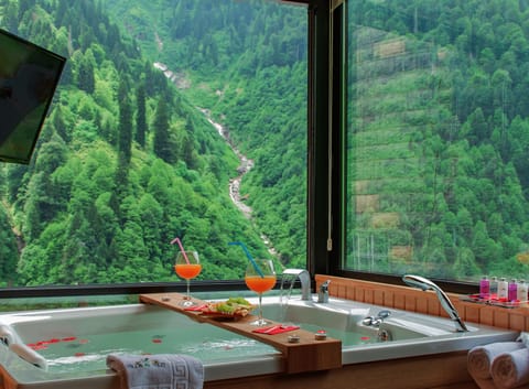 Queen Suite, Fireplace, Waterfall View, Jakuzi | Premium bedding, minibar, soundproofing, iron/ironing board