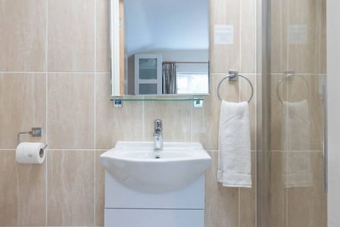 Standard Double Room, Ensuite | Bathroom
