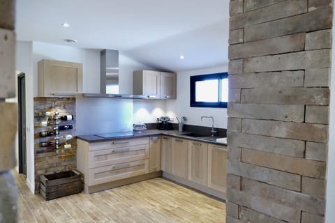 Apartment, 3 Bedrooms | Private kitchen