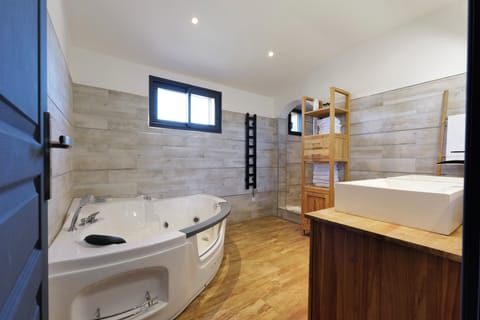 Apartment, 3 Bedrooms | Bathroom shower
