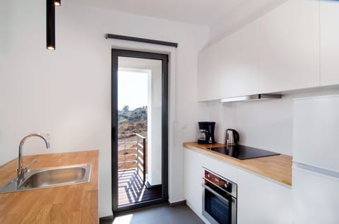 Apartment, Mountain View | Private kitchen | Full-size fridge, microwave, oven, stovetop