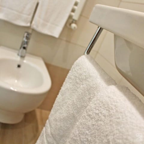 Triple Room | Bathroom | Shower, free toiletries, hair dryer, bidet