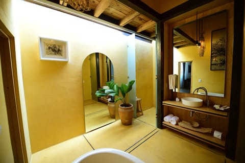 Superior Room | Bathroom | Shower, rainfall showerhead, free toiletries, hair dryer