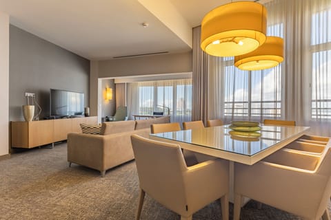 Presidential Suite | Minibar, in-room safe, desk, laptop workspace