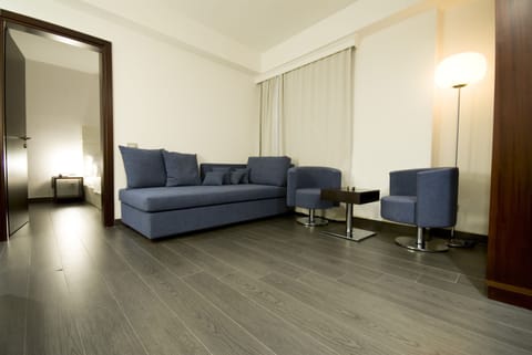 Standard Suite | Minibar, in-room safe, desk, soundproofing