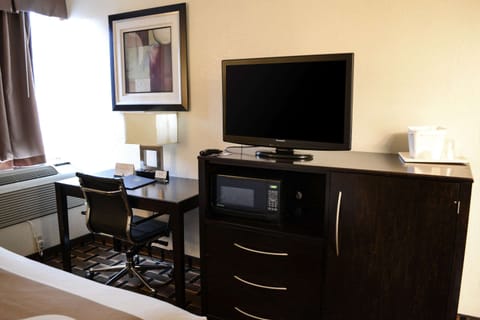 Premium bedding, in-room safe, laptop workspace, blackout drapes