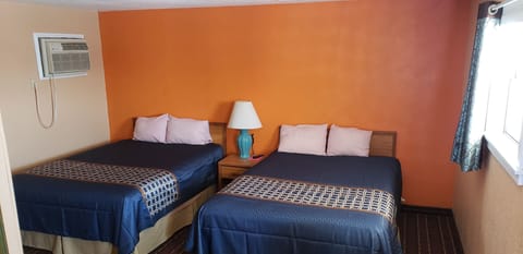 Deluxe Room, 2 Double Beds, Smoking | Bathroom | Combined shower/tub, free toiletries, towels