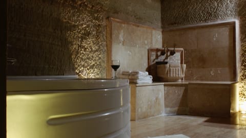 Deluxe Triple Room | Bathroom | Shower, free toiletries, hair dryer, slippers