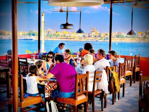 2 restaurants; breakfast, lunch, and dinner served
