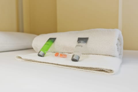 Standard Twin Room | In-room safe, soundproofing, free WiFi, bed sheets