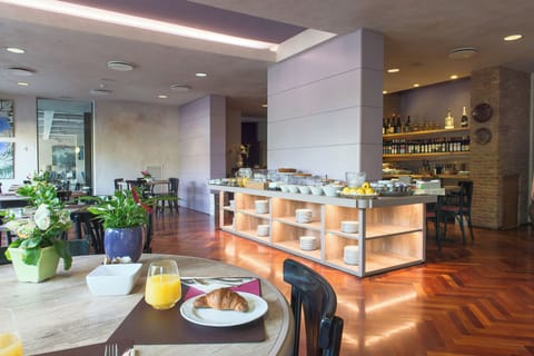 Free daily buffet breakfast