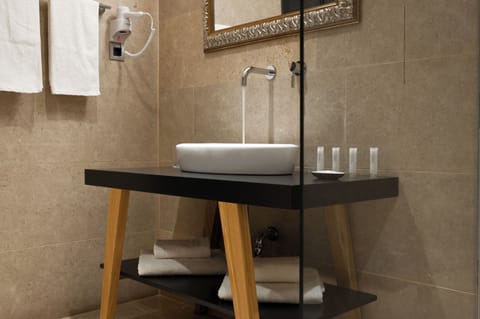 Junior Suite | Bathroom | Shower, rainfall showerhead, designer toiletries, hair dryer