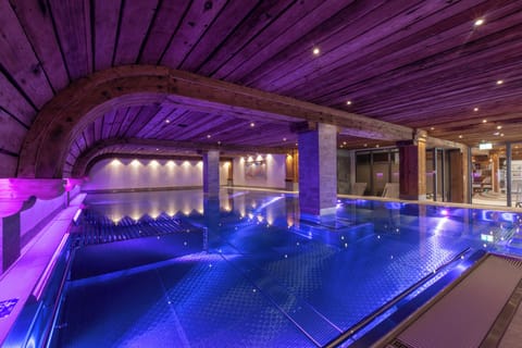 Indoor spa tub