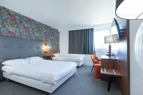 Comfort Triple Room, Garden View | Desk, blackout drapes, soundproofing, cribs/infant beds