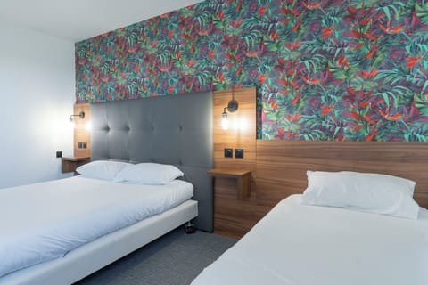 Comfort Triple Room, Garden View | Desk, blackout drapes, soundproofing, cribs/infant beds