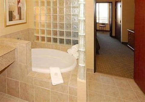 Deep soaking bathtub