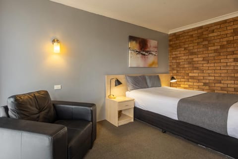 Standard Room, 1 Queen Bed, Non Smoking | Iron/ironing board, free WiFi, bed sheets, alarm clocks