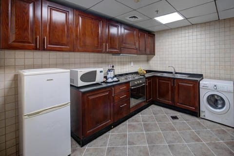 Standard Apartment, 3 Bedrooms | Down comforters, pillowtop beds, desk, laptop workspace