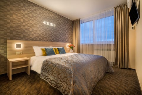 Suite, 1 Double Bed | 1 bedroom, in-room safe, desk, blackout drapes
