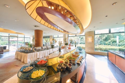Daily cooked-to-order breakfast for a fee