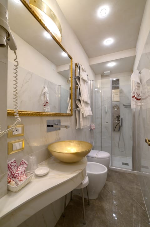 Shower, rainfall showerhead, free toiletries, hair dryer