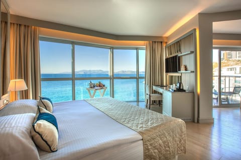 Superior Room, Sea View | Premium bedding, minibar, in-room safe, soundproofing
