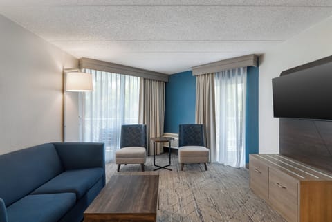 Premium bedding, desk, iron/ironing board, free cribs/infant beds