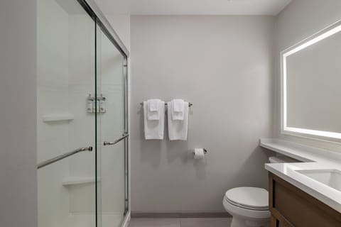 Premium bedding, desk, iron/ironing board, free cribs/infant beds